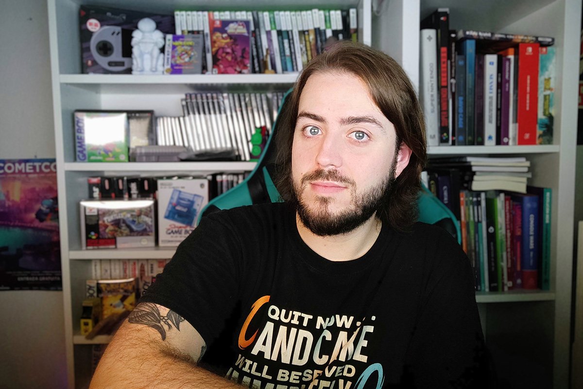 Daniel Santigosa en su estudio, rodeado de su colección de videojuegos